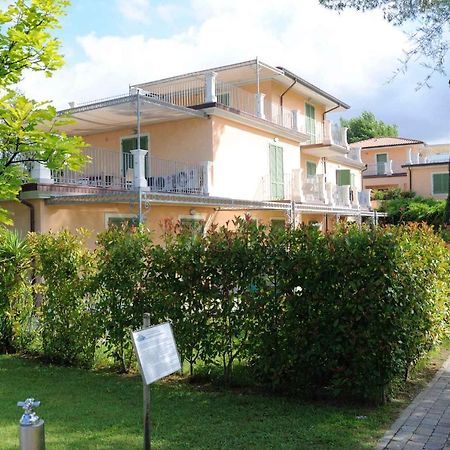 Apartment In Marina Di Massa - Toskana 24103 Bagian luar foto