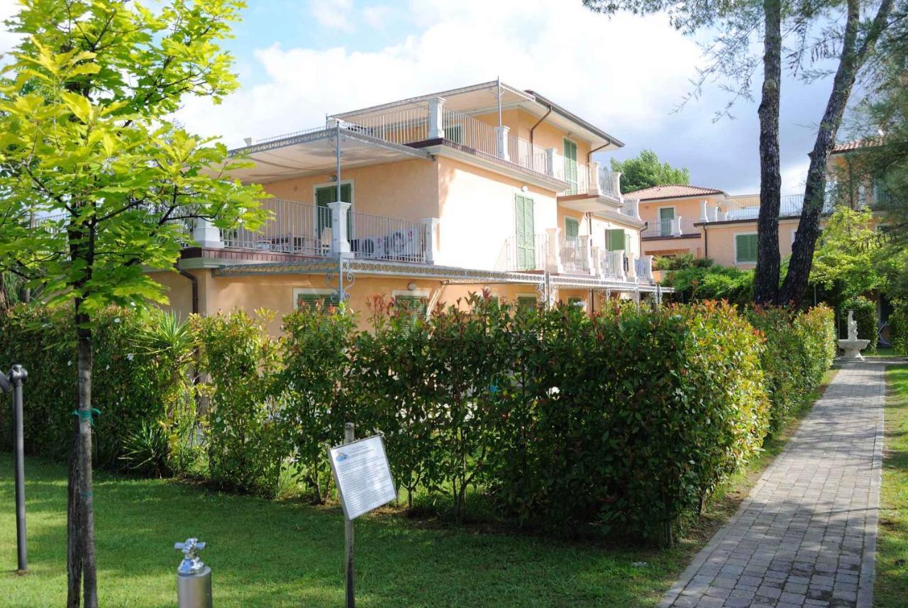 Apartment In Marina Di Massa - Toskana 24103 Bagian luar foto