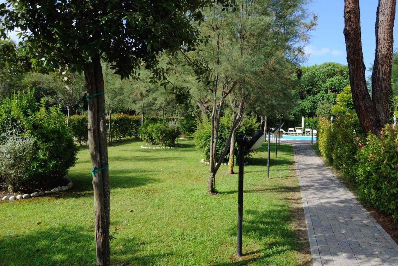 Apartment In Marina Di Massa - Toskana 24103 Bagian luar foto