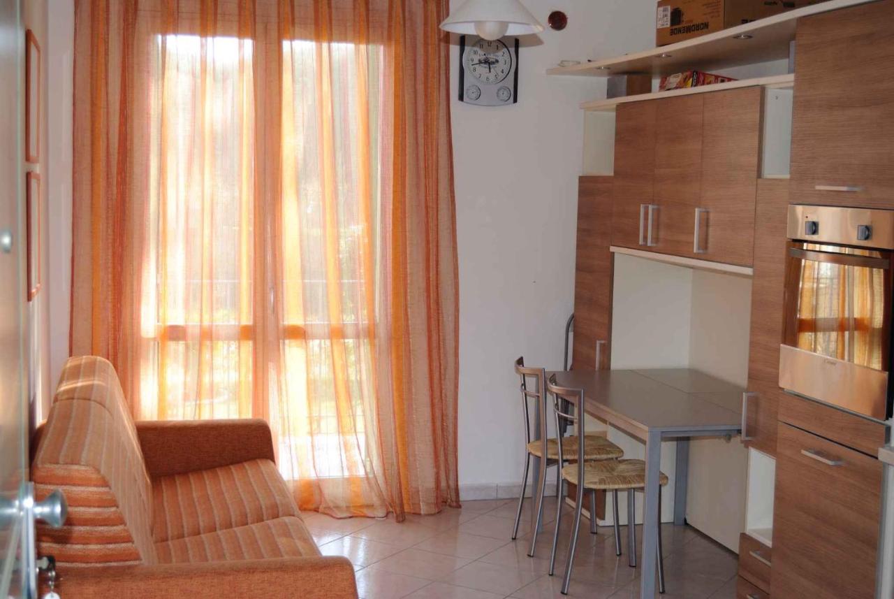 Apartment In Marina Di Massa - Toskana 24103 Bagian luar foto