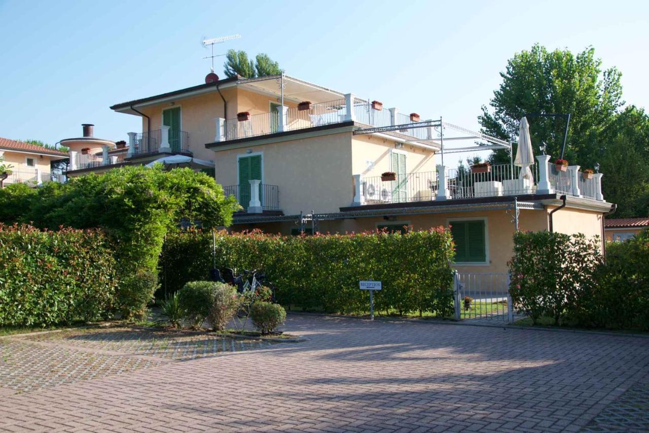 Apartment In Marina Di Massa - Toskana 24103 Bagian luar foto